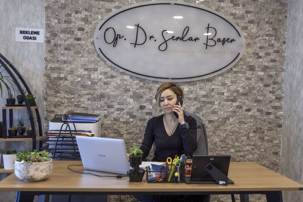 Reception of Op. Dr. Serdar Başer's clinic in Maidan, Ankara